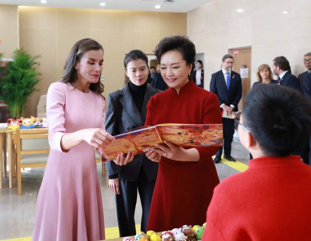 彭丽媛同西班牙王后莱蒂西娅参观北京市残疾人服务示范中心