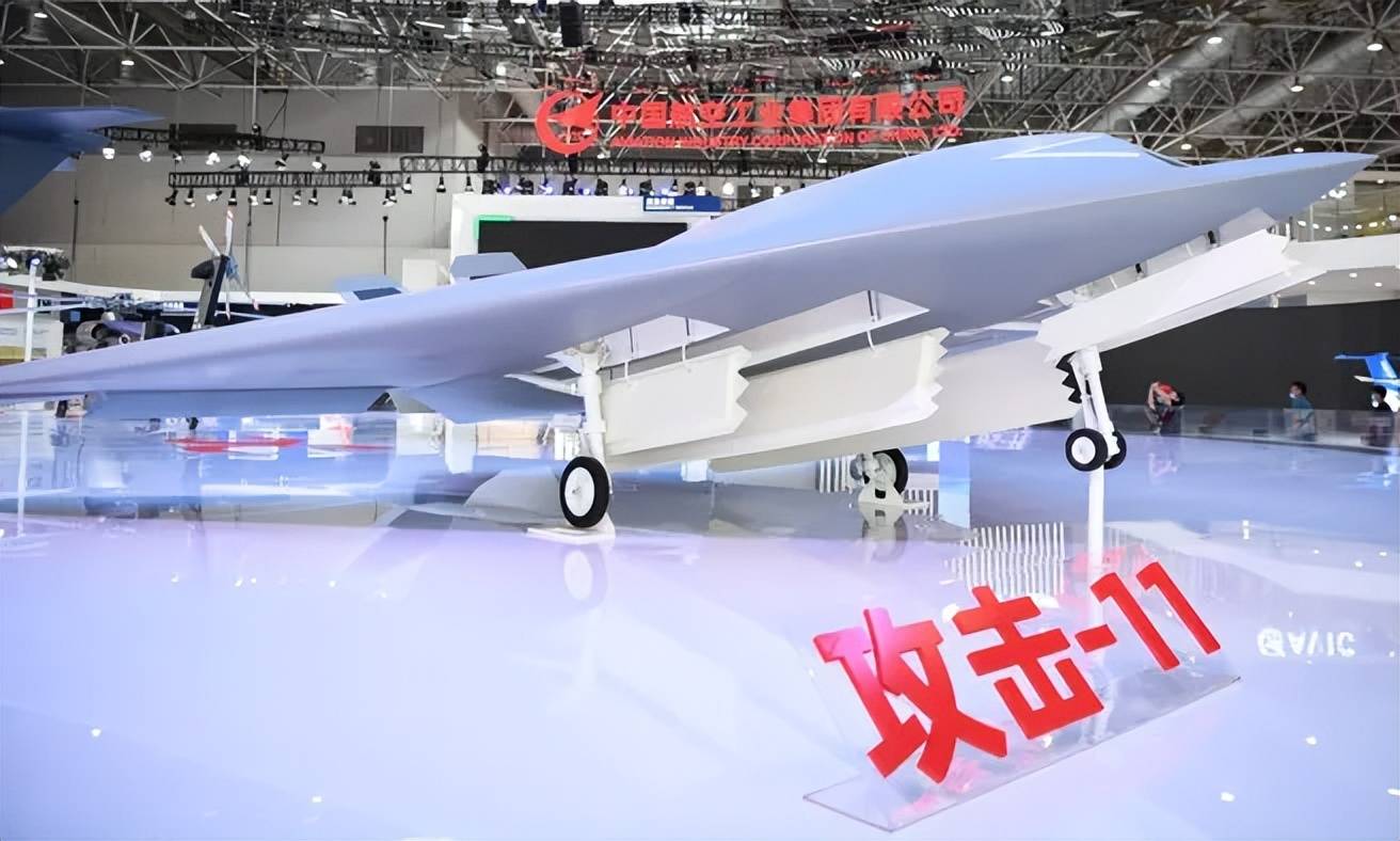 代号“玄龙”！攻击-11官宣服役，与歼-20、歼-16编队飞行