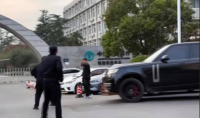 揽胜车主精准撞击持刀歹徒，警方回应：被撞男子被救护车拉走，无生命危险