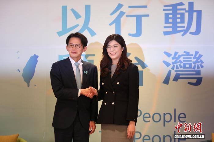 郑丽文、黄国昌首次公开会谈 盼“以行动顾台湾”