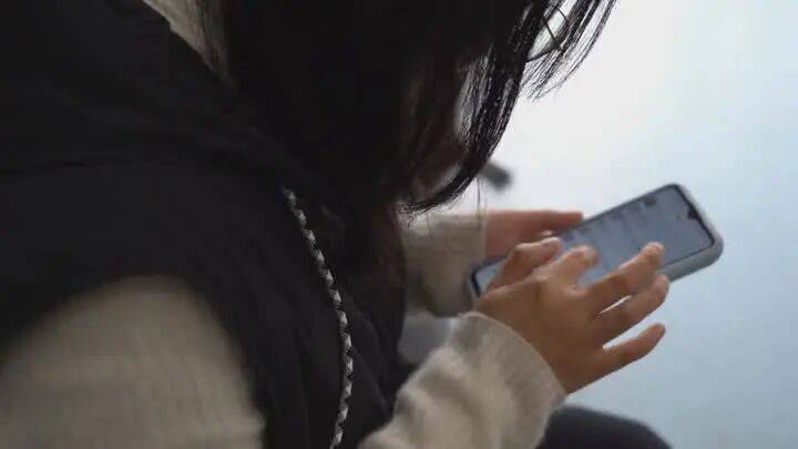 扬州一女子刷短视频惹祸：偷偷去银行取了6万现金，结果……