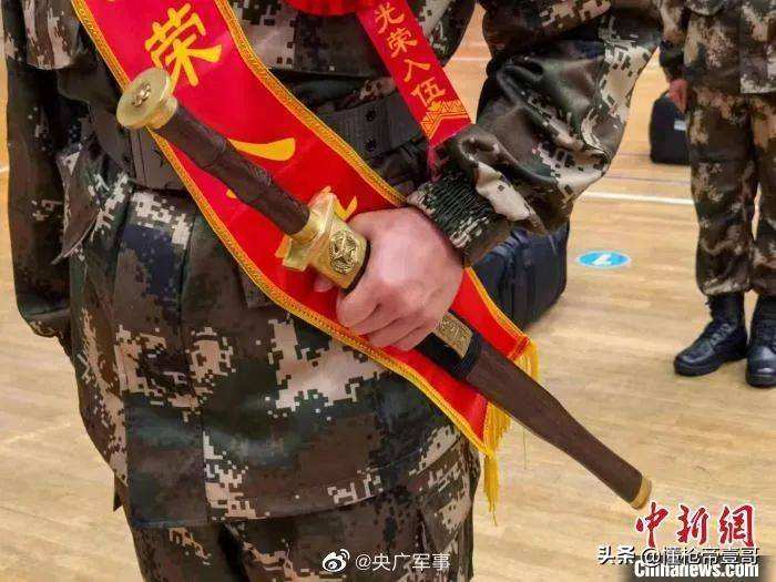 解放军新兵入役人手一把“大宝剑”，网友：英雄配宝剑｜轻武专栏