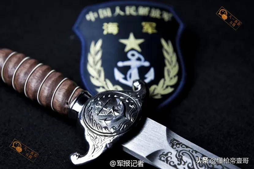 解放军新兵入役人手一把“大宝剑”，网友：英雄配宝剑｜轻武专栏