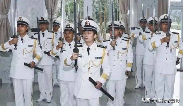 解放军新兵入役人手一把“大宝剑”，网友：英雄配宝剑｜轻武专栏