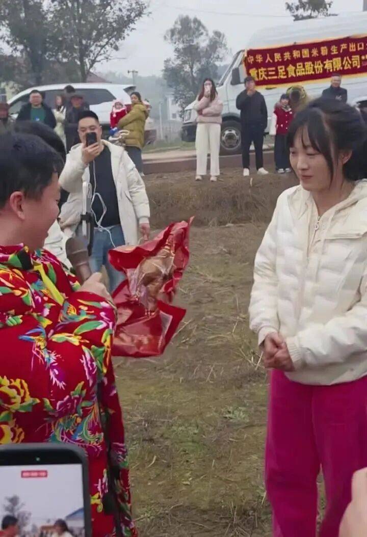 女子不会杀猪网上求助，上千网友驱车来帮忙！10万人在线围观…