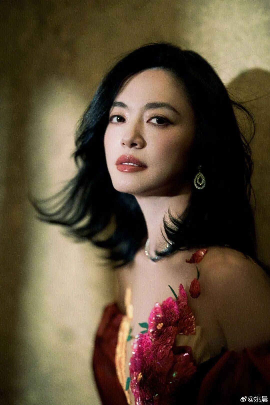 姚晨曹郁官宣离婚：多年前结束了婚姻关系，考虑当时孩子年幼，未对外公布，以后是家人一样的朋友