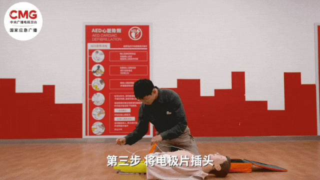 山东一市民突发心梗,其家属砸窗取出陌生人车内AED用于急救;车主回应:砸就砸吧,人命比玻璃重要