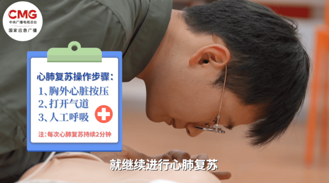 山东一市民突发心梗,其家属砸窗取出陌生人车内AED用于急救;车主回应:砸就砸吧,人命比玻璃重要