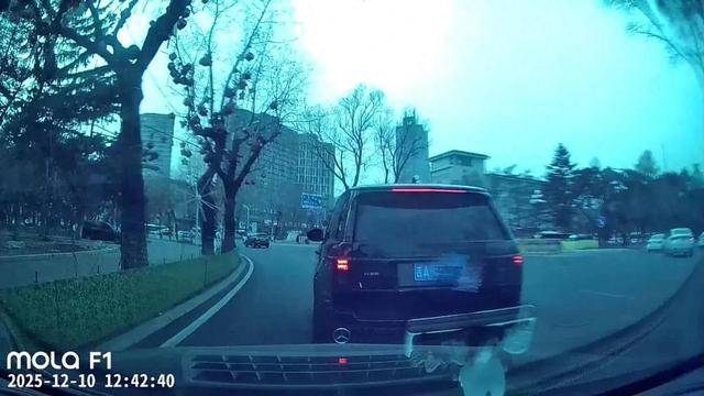 路虎1分钟8次别停奔驰引发事故，警方认定却多次反转，奔驰维修加折旧损失近16万，无法走保险流程维权陷困