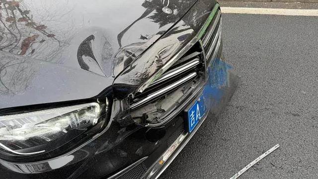 路虎1分钟8次别停奔驰引发事故，警方认定却多次反转，奔驰维修加折旧损失近16万，无法走保险流程维权陷困