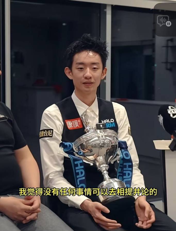 吴宜泽名下台球馆人流量暴增，接受“台球皇帝”专访时谈奥沙利文，在比赛时他曾发私信“支招”