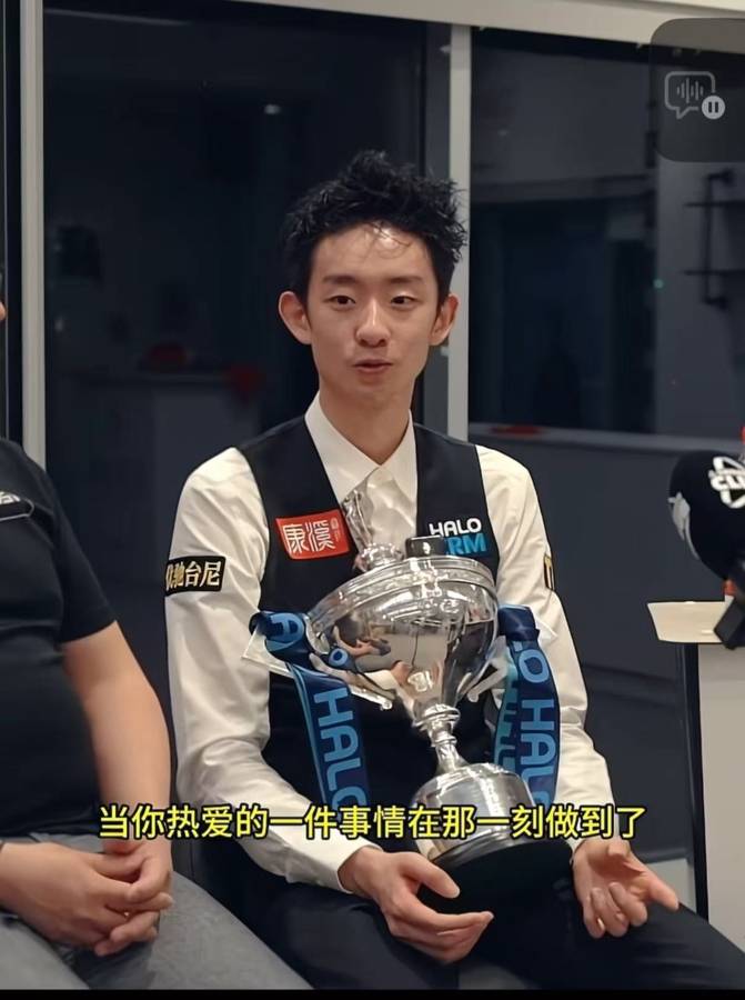 吴宜泽名下台球馆人流量暴增，接受“台球皇帝”专访时谈奥沙利文，在比赛时他曾发私信“支招”