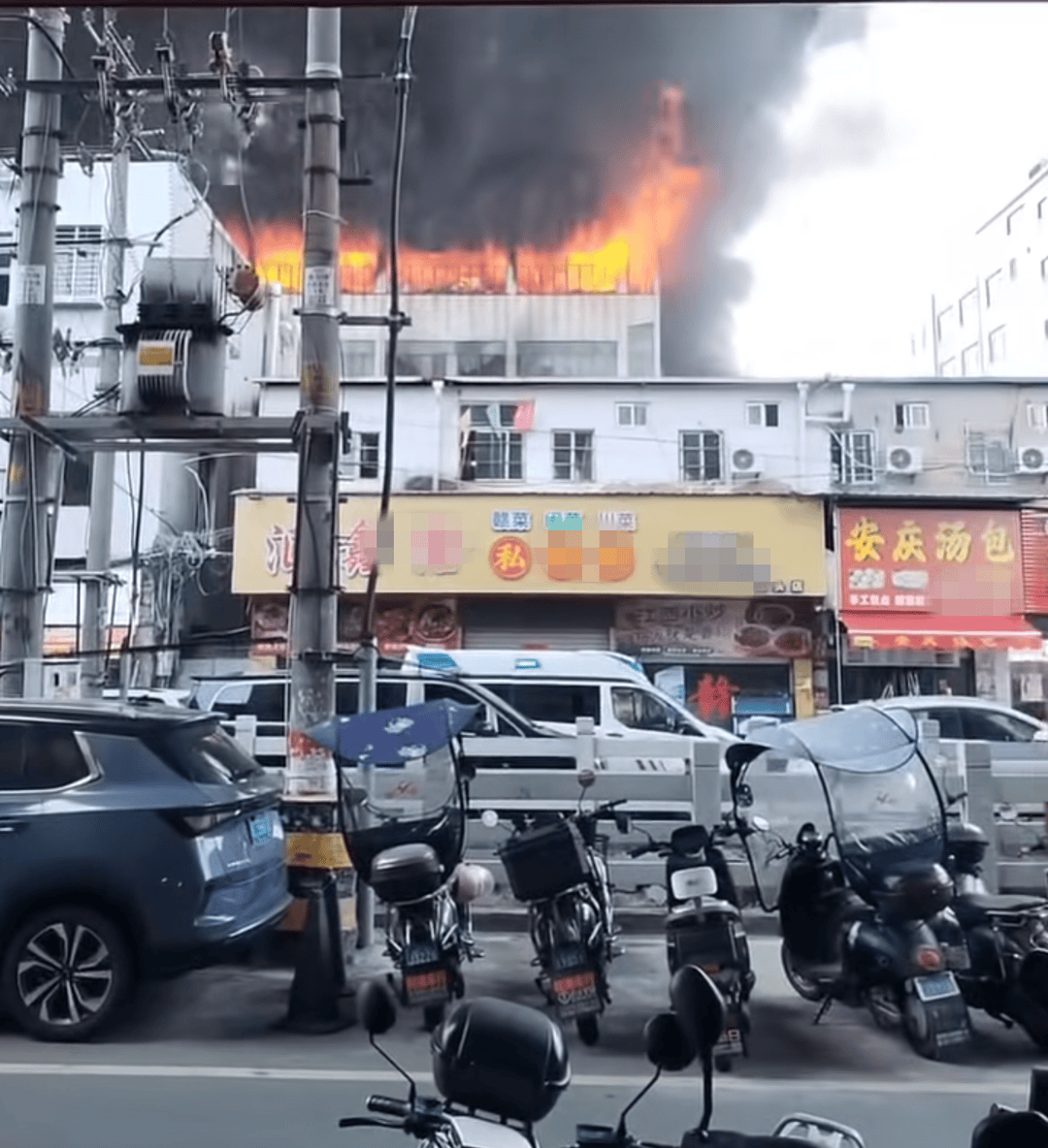 福建晋江一鞋厂着火，多人被困楼顶等待救援，当地回应：火势已得到控制，尚不清楚人员伤亡情况