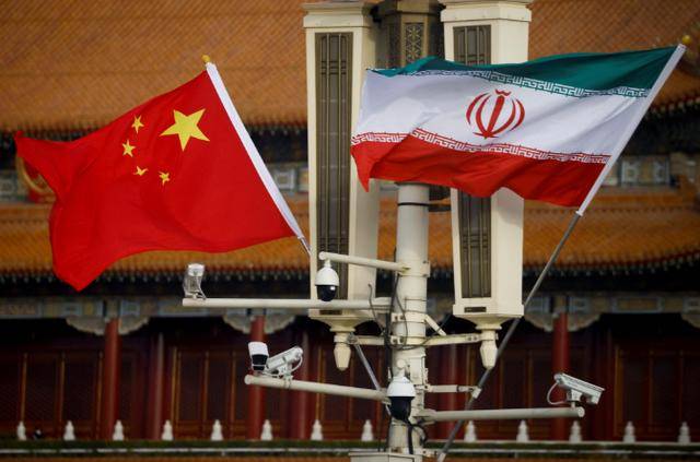 伊朗强硬派上台第3天,穿军装会见中国大使,希望得到一些帮助?