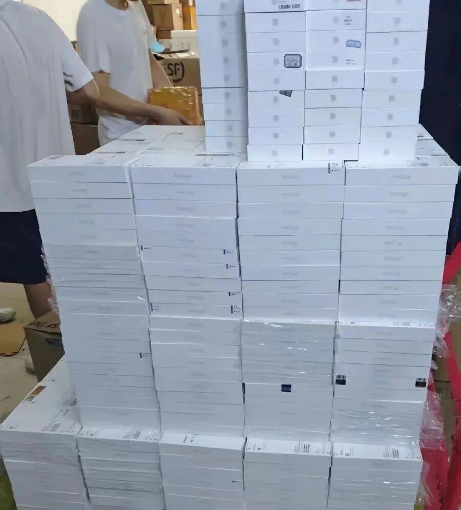 河南一商家投200多万元囤230台iPhone 17，本想三五天赚十多万元，新机发布会后卖一台亏一台，浮亏已超11万元