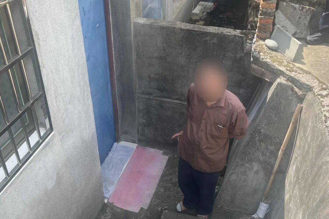 女子查视频找猫，发现凌晨家里进了个陌生人，警方将男子抓住后发现：他从床头柜里摸走9000元现金，一分没敢花